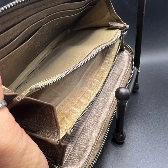 Authentic Bottega Veneta
Intrecciato Metallic Zippy Wallet

Dust Bag included - Picture 10 of 14